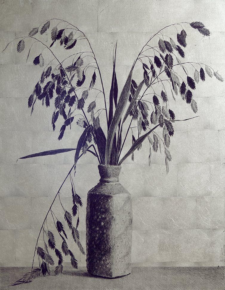 <p>Chasmanthium et bouteille de Magali Wagner</p><p>2023, or blanc, 70 x 55 x 2 cm</p>