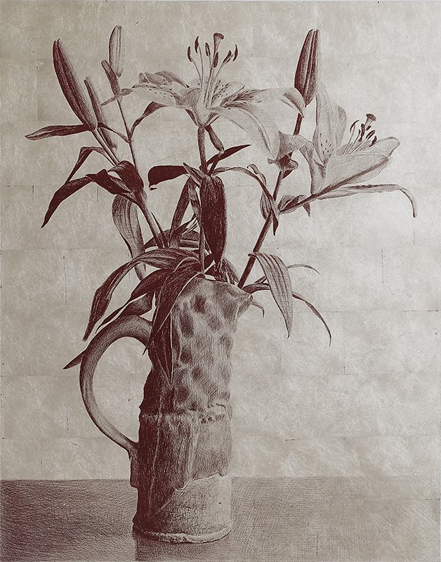 <p>Lys dans un pichet de Mariette Cousty</p><p>2024, or blanc, 70 x 55 x 2 cm</p>
